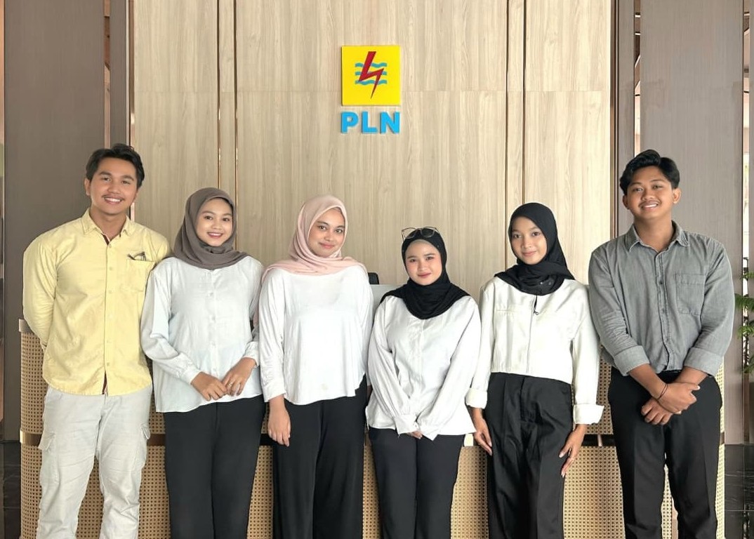 Gedung PT PLN UPDL Semarang dan para pegawai