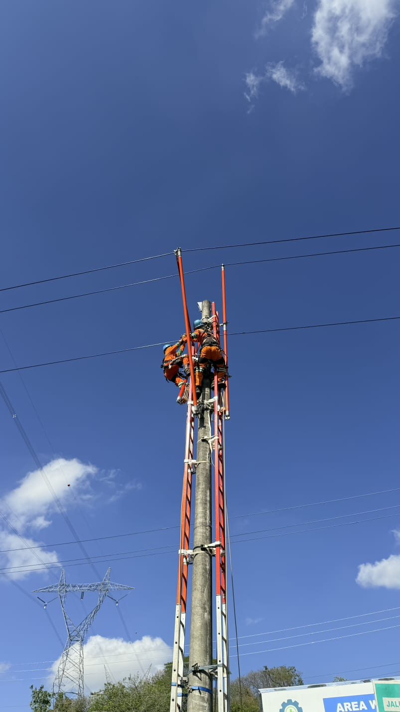 Menara transmisi listrik PLN dengan langit biru